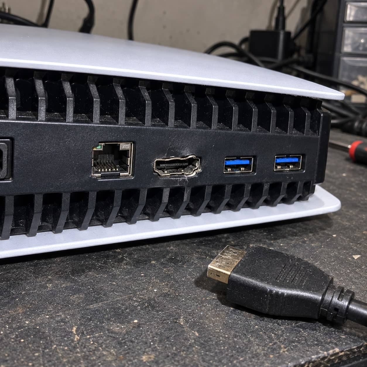 Beschädigter HDMI-Anschluss an der Rückseite einer PS5